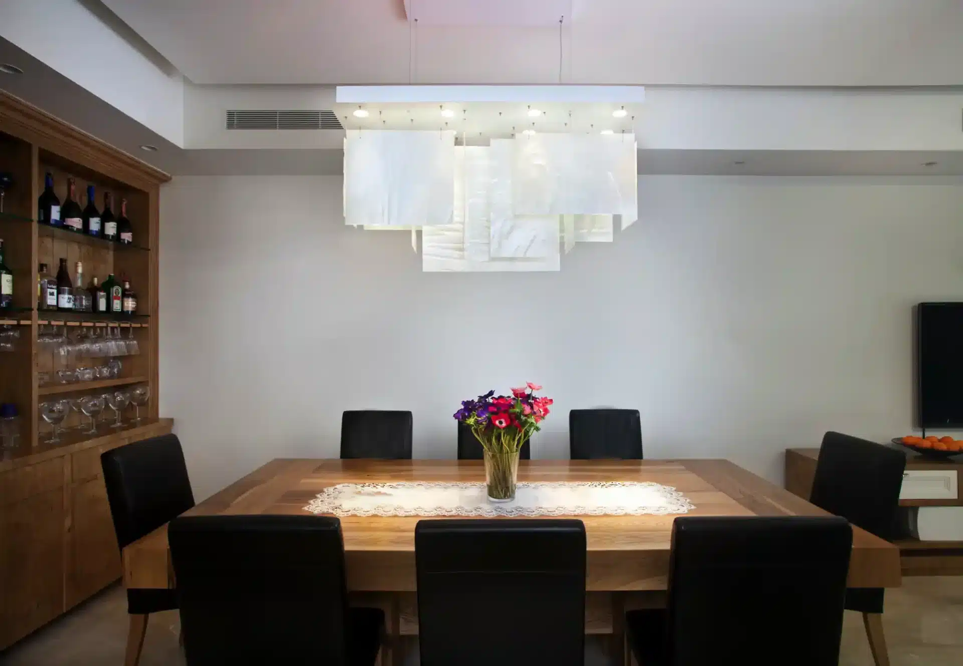 Artistic Cliffs chandelier – natural layered design